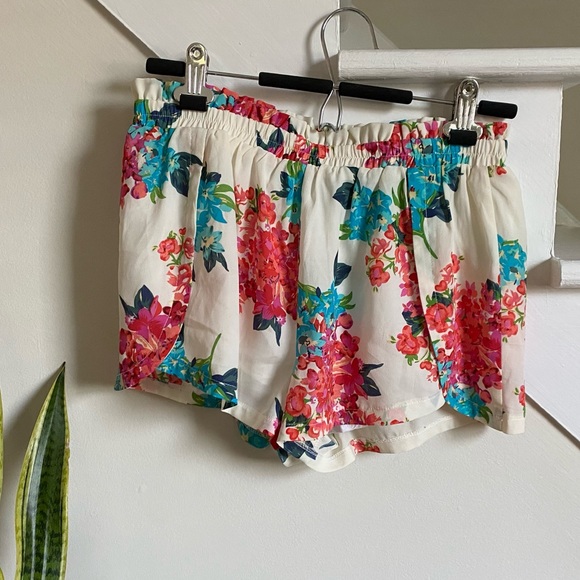 UO Lucca Couture Floral Tulip Short - Picture 3 of 3